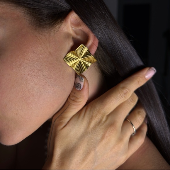 New Golden Swirl Studs - Picture 4 of 9